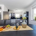 Katharina S Privatnim Bazenom Zgaljic